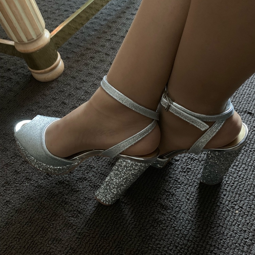 BADGLEY MISCHKA SPARKLY HEELS SZ 8